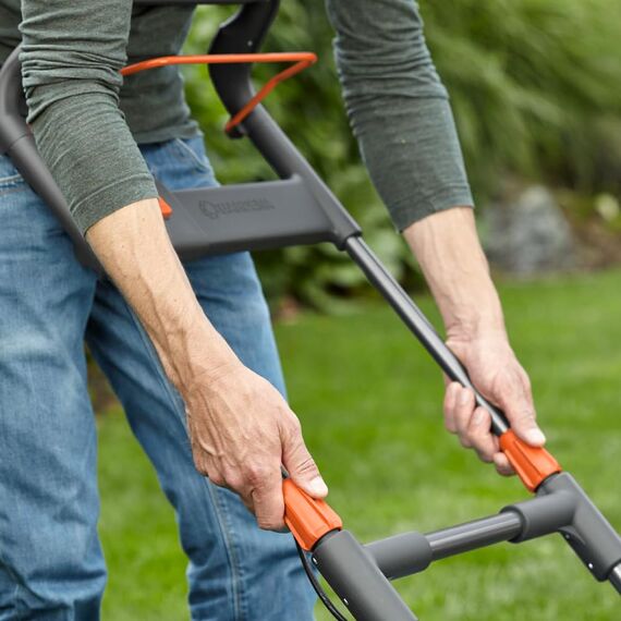 Gardena PowerMax 1600/37 Elektrorasenmäher: Rasenmäher bis 500 m², 37 cm Schnittbreite, 45 l Fassungsvolumen, Schnitthöhe 20-60 mm, klappbares Gestänge, ergonomischer Handgriff (5037-20)