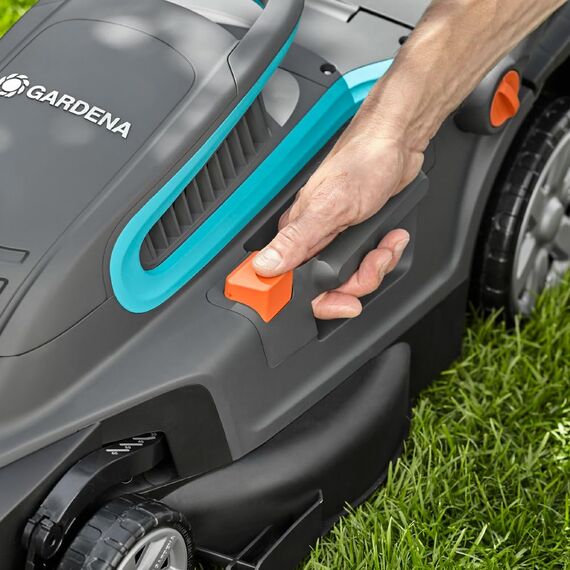 Gardena PowerMax 1600/37 Elektrorasenmäher: Rasenmäher bis 500 m², 37 cm Schnittbreite, 45 l Fassungsvolumen, Schnitthöhe 20-60 mm, klappbares Gestänge, ergonomischer Handgriff (5037-20)