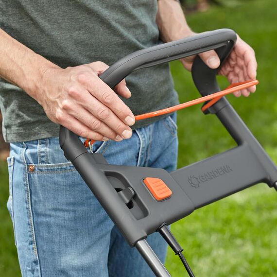Gardena PowerMax 1600/37 Elektrorasenmäher: Rasenmäher bis 500 m², 37 cm Schnittbreite, 45 l Fassungsvolumen, Schnitthöhe 20-60 mm, klappbares Gestänge, ergonomischer Handgriff (5037-20)