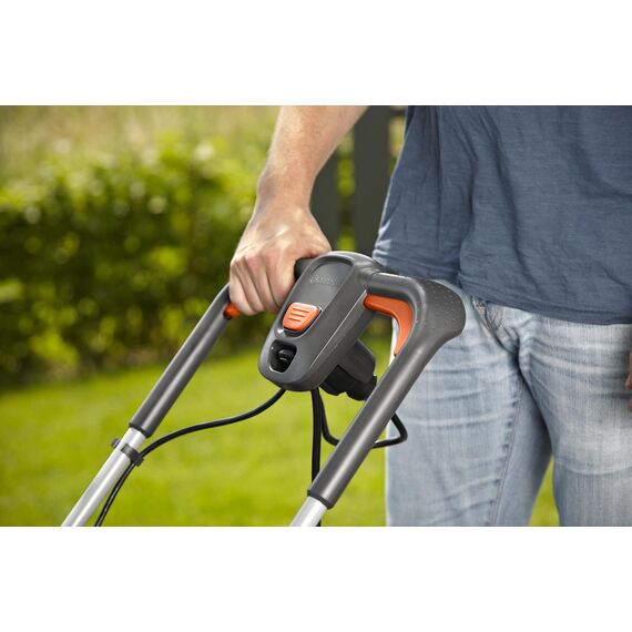 Gardena PowerMax 1200/32 Elektrorasenmäher: Rasenmäher bis 300 m², 32 cm Schnittbreite, 30 l Fassungsvolumen, Schnitthöhe 20-60 mm, klappbares Gestänge, ergonomischer Handgriff (5032-20)