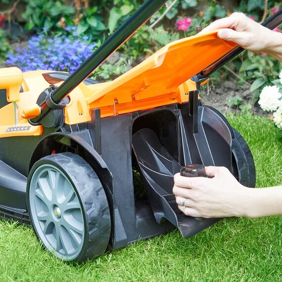 LawnMaster CLMF2437G Akku-Rasenmäher 24V Max 2x4.0Ah Batterie, 37cm 300m² Mulchen 40L, 22-72mm 6-Stufige Schnitthöhenverstellung