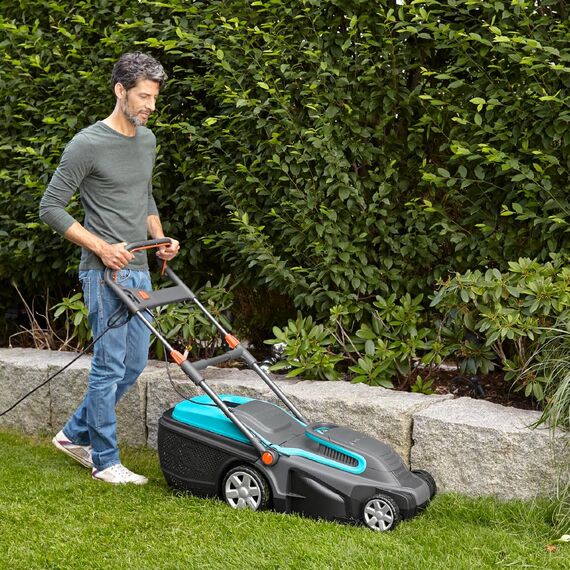 Gardena PowerMax 1600/37 Elektrorasenmäher: Rasenmäher bis 500 m², 37 cm Schnittbreite, 45 l Fassungsvolumen, Schnitthöhe 20-60 mm, klappbares Gestänge, ergonomischer Handgriff (5037-20)