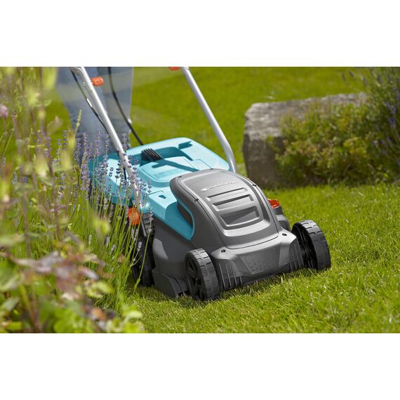 Gardena PowerMax 1200/32 Elektrorasenmäher: Rasenmäher bis 300 m², 32 cm Schnittbreite, 30 l Fassungsvolumen, Schnitthöhe 20-60 mm, klappbares Gestänge, ergonomischer Handgriff (5032-20)