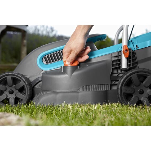 Gardena PowerMax 1200/32 Elektrorasenmäher: Rasenmäher bis 300 m², 32 cm Schnittbreite, 30 l Fassungsvolumen, Schnitthöhe 20-60 mm, klappbares Gestänge, ergonomischer Handgriff (5032-20)