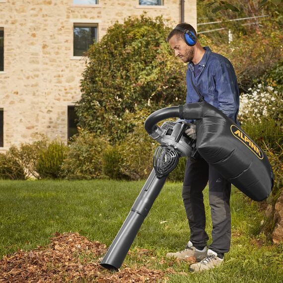 Alpina Benzin-Laubgebläse ABL 27 V, Für einen sauberen und aufgeräumten Garten, 27,6 CCM Zweitaktmotor, 800 W, Abnehmbares Blasrohr, Inklusive Saugschlauch und 55 l Fangsack