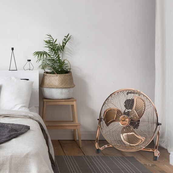 Bestron Bodenventilator im Retro-Stil, Windmaschine mit 3 Geschwindigkeitsstufen & stufenlos neigbarem Ventilatorkopf, Höhe: 47 cm, Ø 45 cm, 100 W, Farbe: Kupfer