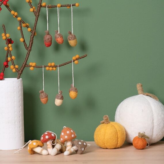 Gry & SIF Herbstanhänger Deko-Eicheln aus Filz, handgemachte skandinavische Herbstdeko, Herbst Dekoration Anhänger, Herbstdeko hängend | rote Eicheln 6er Set