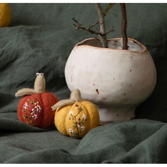 Gry & Sif Handgemacht & Fairtrade-Zertifiziert | Stilvolles dänisches Design X Nepali Kunsthandwerker | Kürbis mit Stickerei | 2er Set | Halloween-deko, Herbst-deko