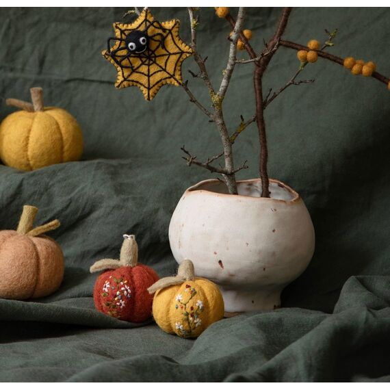 Gry & Sif Handgemacht & Fairtrade-Zertifiziert | Stilvolles dänisches Design X Nepali Kunsthandwerker | Kürbis mit Stickerei | 2er Set | Halloween-deko, Herbst-deko
