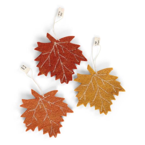 Gry & Sif Handgemacht & Fairtrade-Zertifiziert | Stilvolles dänisches Design X Nepali Kunsthandwerker | Anhänger Ahornblätter | 3er Set | | Halloween-deko, Herbst-deko