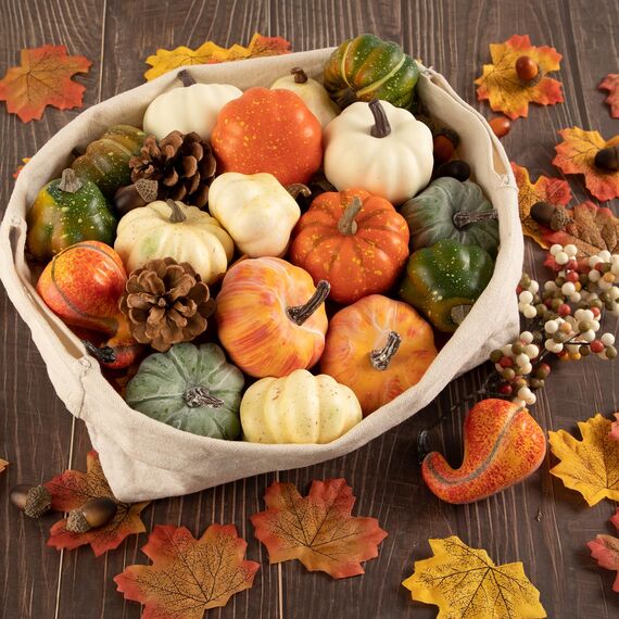 Benjia 102 Stück Künstliche Kürbisse Herbstdekorationsset, Gefälschte Kürbisse Ahornblättern Tannenzapfen für Innen Außen Herbsternte Halloween Erntedankfest Dekoration (Cremegrün)