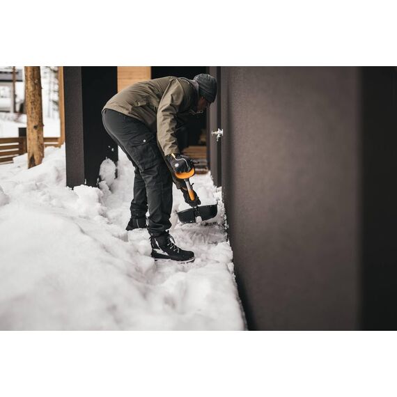 Fiskars Schneeschaufel für kleine und große Schneemengen, X-series, Länge: 132 cm, Aluminium/Polymer, Schwarz/Orange/Grau, 1057177