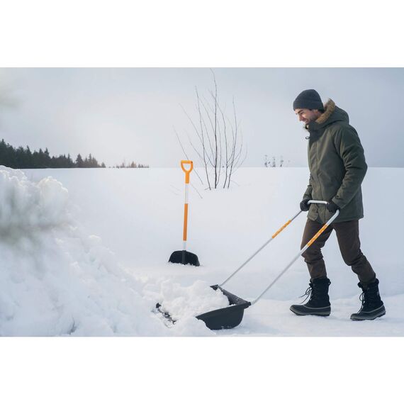 Fiskars Schneewanne für große Flächen, Blattbreite: 74 cm, Kunststoff-Blatt/Aluminium-Stiel, Schwarz/Orange, SnowXpert, 1003470