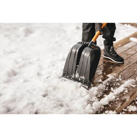 Fiskars Schneeschaufel für kleine und große Schneemengen, X-series, Länge: 132 cm, Aluminium/Polymer, Schwarz/Orange/Grau, 1057177