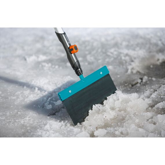 Gardena combisystem-Stoßscharre 30: Eisschaber mit auswechselbarem Federstahlblatt, leichtes Entfernen von Eisplatten und festgefrorenem Schnee, Arbeitsbreite 30 cm (3251-20)