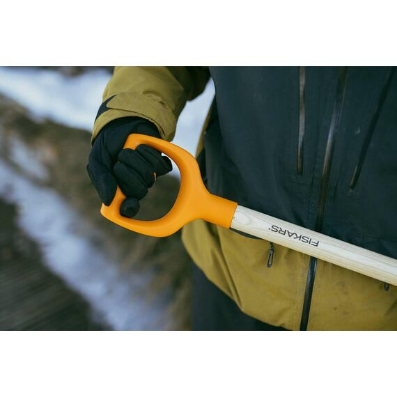 Fiskars Schnee- und Kornschaufel, Blattbreite: 31 cm, Aluminium-Blatt/Birkenholz-Stiel mit Kunststoff-Überzug, 1001637