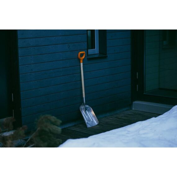 Fiskars Schnee- und Kornschaufel, Blattbreite: 31 cm, Aluminium-Blatt/Birkenholz-Stiel mit Kunststoff-Überzug, 1001637