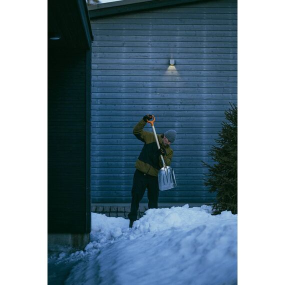 Fiskars Schnee- und Kornschaufel, Blattbreite: 31 cm, Aluminium-Blatt/Birkenholz-Stiel mit Kunststoff-Überzug, 1001637