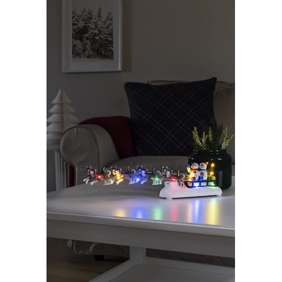 Konstsmide LED Szenerie "Schneemann mit Hundeschlitten", 6H Timer, 10 bunte Dioden, batteriebetrieben, Innen - 4242-000, Bunt