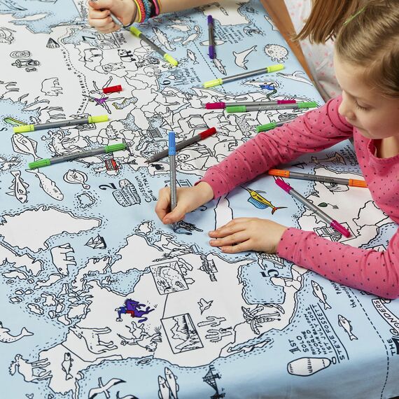 eatsleepdoodle Weltkarte-Tischdecke zum Ausmalen, spielerisches Lernen, waschbar und wiederverwendbar, inkl. 10 auswaschbare Stifte, 130x85cm, 100% Baumwolle