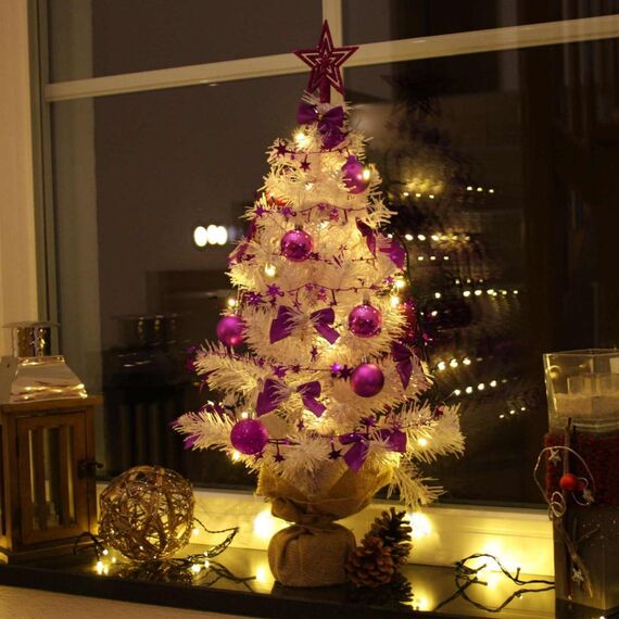 Weihnachtsbaum künstlich (WBD) 90 cm Weiss mit Weihnachtsdeko lila und Led Lichterkette mit Batteriebox und Fernbedienung künstlicher Christbaum klein Tannenbaum