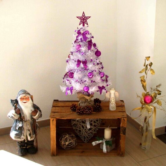 Weihnachtsbaum künstlich (WBD) 60 cm Weiss mit Weihnachtsdeko lila und Led Lichterkette mit Batteriebox und Fernbedienung künstlicher Christbaum klein Tannenbaum