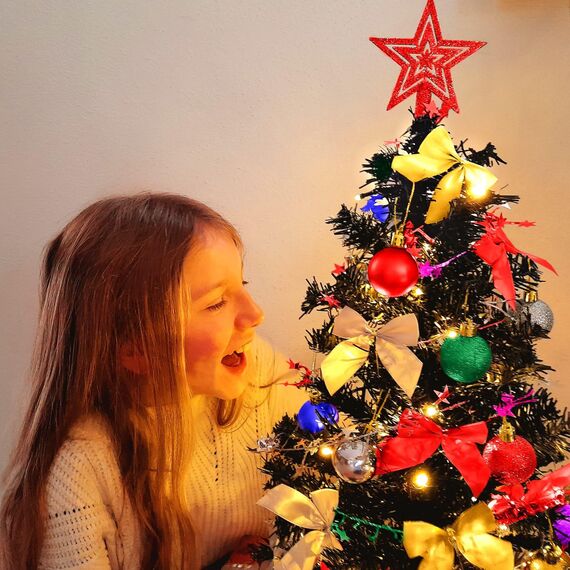 Weihnachtsbaum künstlich (WBD) 90 cm grün mit Weihnachtsdeko bunt und Led Lichterkette mit Batteriebox und Fernbedienung künstlicher Christbaum klein Tannenbaum