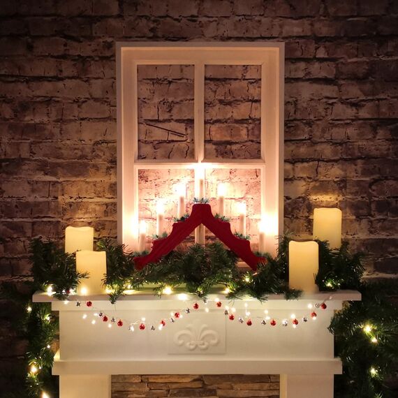 Idena 31604 - LED Adventsleuchter mit 7 LED Kerzenlichtern in Warmweiß, Schwibbogen aus rot lackiertem Holz, mit Ersatzlampe und Schalter, Deko für Innen, als Winter-, Advents- und Weihnachtsdeko
