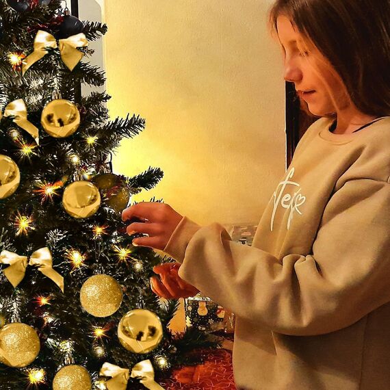 Weihnachtsbaum künstlich (WBD) 120 cm schwarz mit Weihnachtsdeko Gold und Led Lichterkette mit Batteriebox und Fernbedienung künstlicher Christbaum klein Tannenbaum
