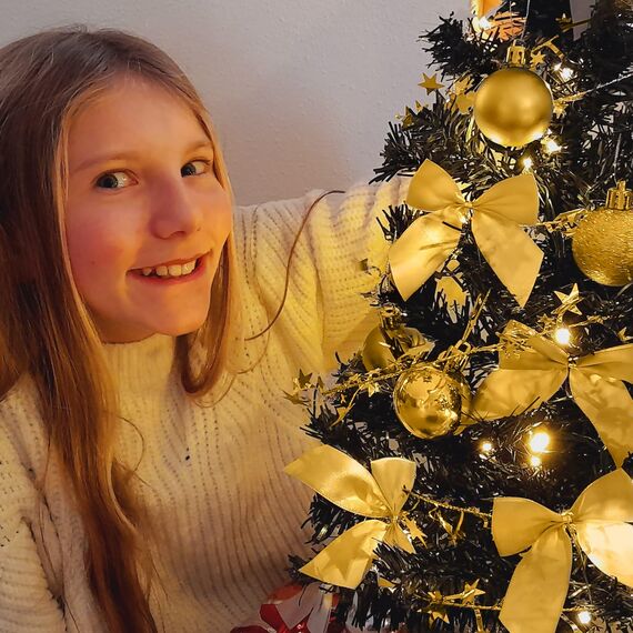 Weihnachtsbaum künstlich (WBD) 120 cm schwarz mit Weihnachtsdeko Gold und Led Lichterkette mit Batteriebox und Fernbedienung künstlicher Christbaum klein Tannenbaum