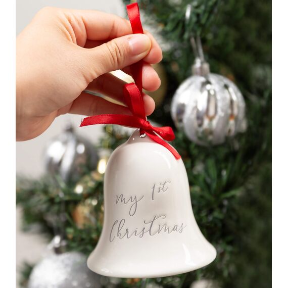 Pearhead Keramikglocke mit Aufschrift "My First Christmas", Baby's First Christmas Tree Decor, Baby Holiday Andenken, Weiß mit rotem Band