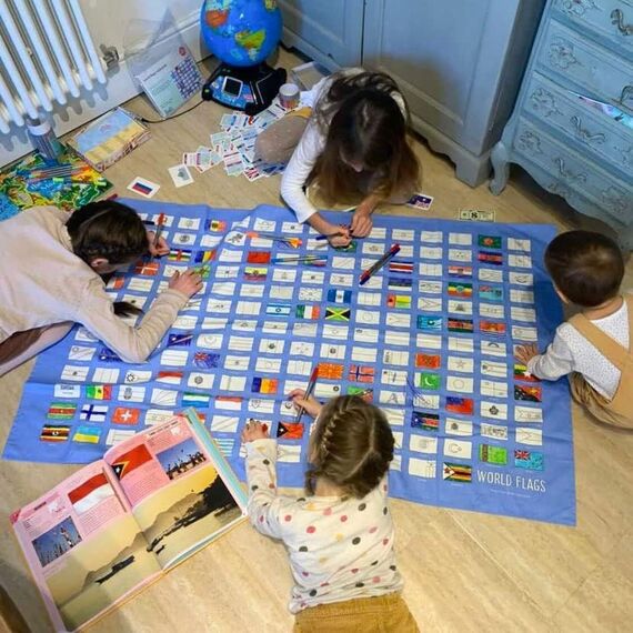 eatsleepdoodle Weltflaggen-Tischdecke zum Ausmalen, spielerisches Lernen, waschbar und wiederverwendbar, inkl. 10 auswaschbare Stifte, 130x85cm, 100% Baumwolle