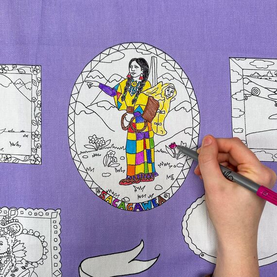 eatsleepdoodle Heldinnen der Geschickte-Tischdecke zum Ausmalen, spielerisches Lernen, waschbar und wiederverwendbar, inkl. 10 auswaschbare Stifte, 130x85cm, 100% Baumwolle