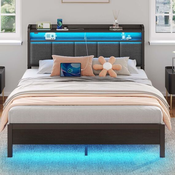 Rolanstar Queensize-Bettgestell mit Ladestation und LED-Lichtern, gepolstertes Kopfteil mit Ablageflächen, robuste Metalllatten, kein Boxspringbett erforderlich, geräuschlos