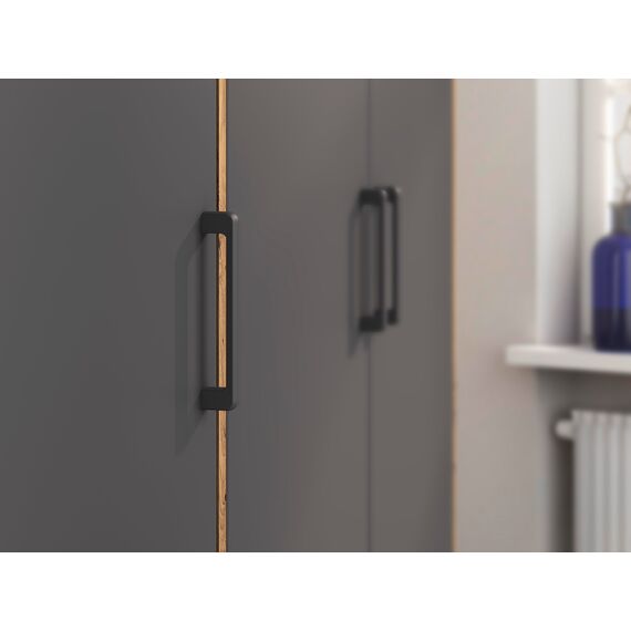 Rauch Möbel Voyager, Kleiderschrank für Schlafzimmer, Kinderzimmer, Babyzimmer, Jugendzimmer, Flur, 3-türig, mit Zubehör Basic, Farbe Grau metallic, Schwarz/Eiche Artisan, Holz, Breite 140cm