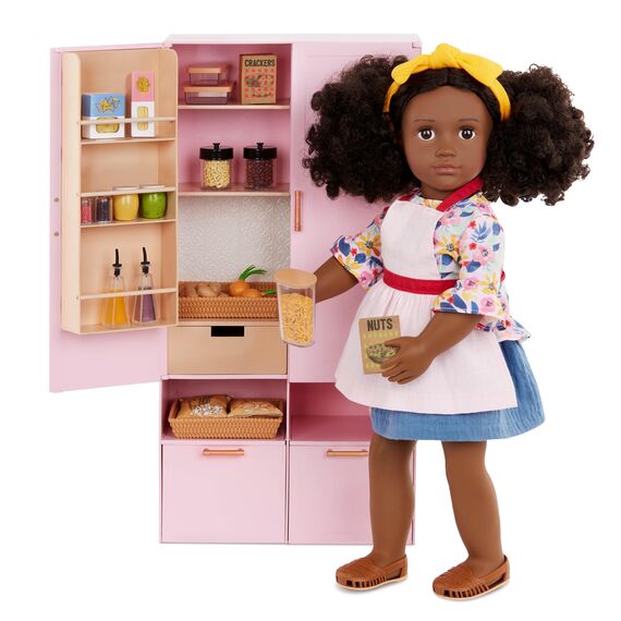 Our Generation - Pretty Pantry - Home Küchenmöbel Set - Spielzeugessen - 46 cm Puppe Zubehör - Fantasievolles Spiel - Spielzeug für Kinder ab 3 Jahren