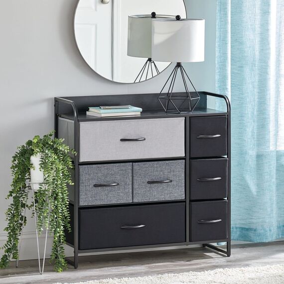 mDesign Kommode mit 7 Schubladen – breiter Schubladenschrank für Schlafzimmer, Wohnzimmer oder Flur – Kleiderkommode aus Metall, MDF und Stoff – Mehrfarbig/grau/schwarz
