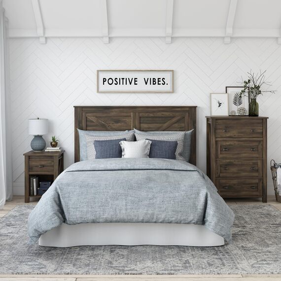 Ameriwood Home Farmington Nachttisch im Landhausstil mit Scheunentür-Design, verdeckte Schublade und offenem Schrank, strukturiert, verwittert, mittelbraunes Finish