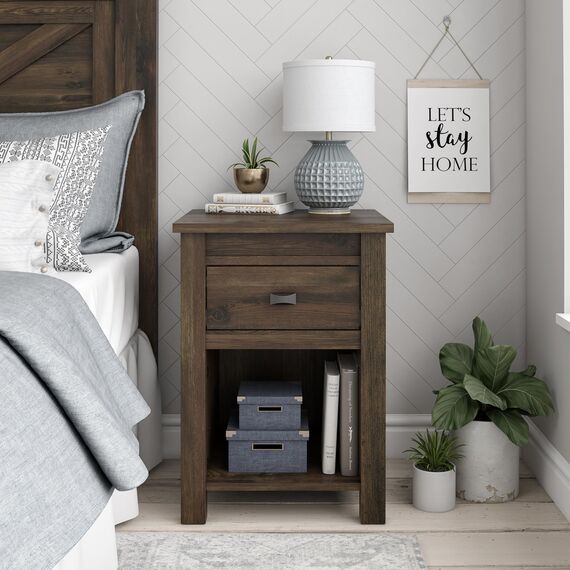 Ameriwood Home Farmington Nachttisch im Landhausstil mit Scheunentür-Design, verdeckte Schublade und offenem Schrank, strukturiert, verwittert, mittelbraunes Finish