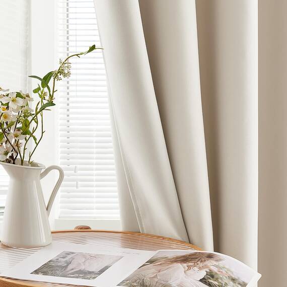 MRTREES Beige Vorhänge mit Ösen, Thermo-Verdunkelungsvorhänge für Schlafzimmer und Wohnzimmer, Raumteiler, Fensterbehandlungen, 2 Paneele, 117 x 183 cm, Hellbeige