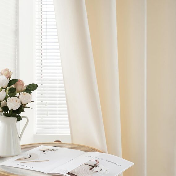 MRTREES Vorhang Abdunkelnd Wohnzimmer Modern 2er Set, Stores Gardinen mit Ösen Blickdicht, Abdunkelnde Vorhänge 260 cm Lang 140 cm Breit für Schlafzimmer Kinderzimmer Fenster, Cremeweiß