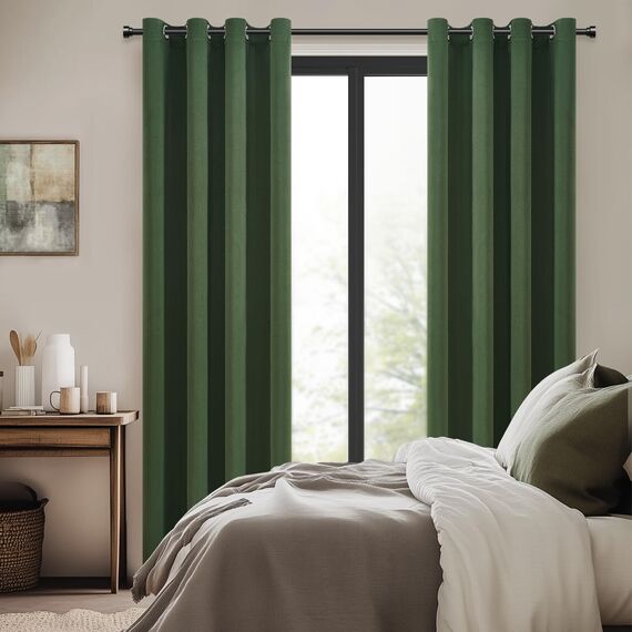 MRTREES Vorhang Blickdicht mit Ösen Thermovorhang Oliv-Grün 2er Set, Blickdichte Vorhänge 245 cm Lang 140 cm Breit, Gardinenschals für Wohnzimmer Schlafzimmer Kinderzimmer, Blackout Curtain