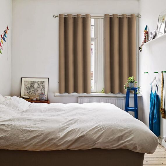 BGment Verdunklungsvorhänge für Wohnzimmer – Thermoisolierende Vorhänge für Schlafzimmer, 2 Paneele von 132 x 137 cm, Taupe