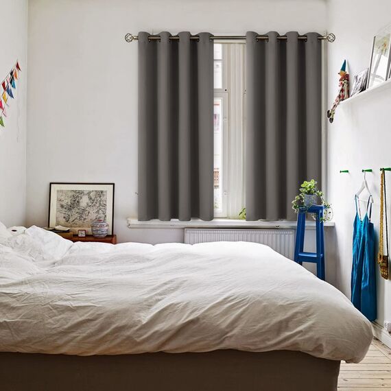BGment Verdunkelungsvorhänge für Schlafzimmer – Öse, wärmeisoliert, Raumverdunkelungsvorhänge für Wohnzimmer, Set mit 2 Paneelen (132 x 137 cm, grau)