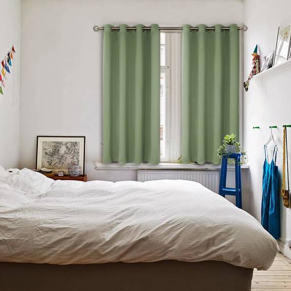 BGment Raumverdunkelungsvorhänge, 137 cm lang – Ösen, wärmeisolierte Vorhänge, Fensterbehandlungsvorhänge für Schlafzimmer, 2 Paneele, 132 x 137 cm, grasgrün