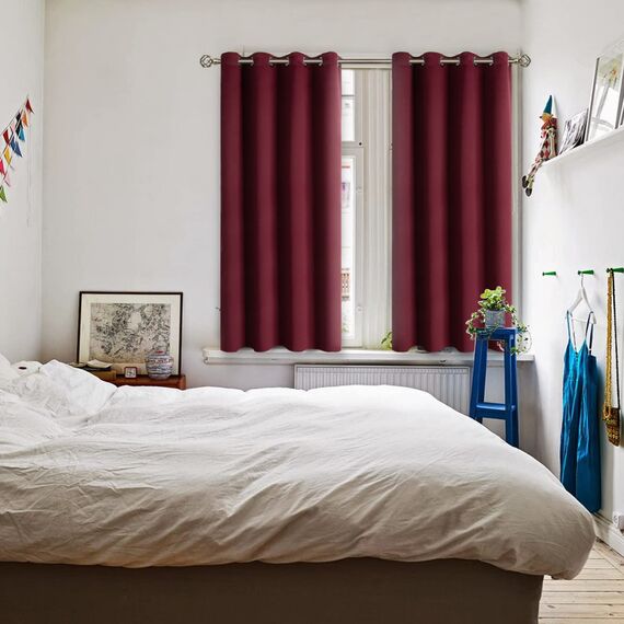 BGment Verdunklungsvorhänge für Schlafzimmer – Thermoisolierte Raumverdunkelungsvorhänge für Wohnzimmer, Set von 2 Paneelen (132 x 137 cm, Burgunderrot)