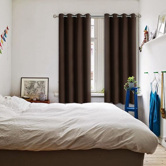 BGment Verdunkelungsvorhänge für Schlafzimmer – Ösen wärmeisoliert Raumverdunkelungsvorhänge für Wohnzimmer, Set mit 2 Paneelen (132 x 183 cm, braun)