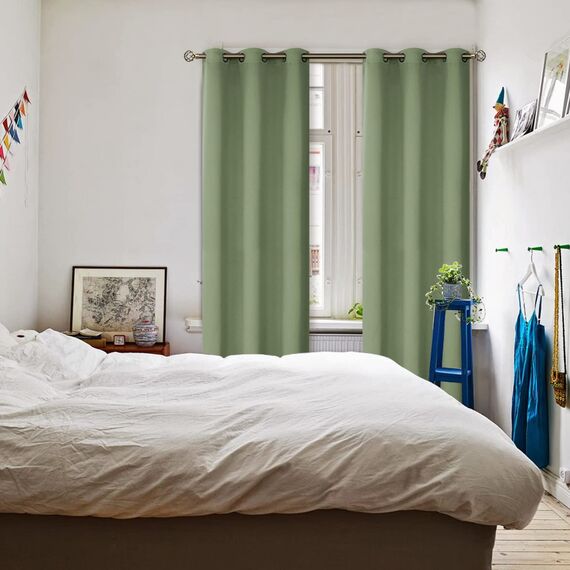 BGment Raumverdunkelungsvorhänge 213 cm lang - Ösen, wärmeisolierte Vorhänge, Fensterbehandlungsvorhänge für Schlafzimmer, 2 Paneele, 107 x 213 cm, grasgrün