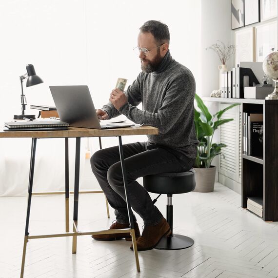 LUE BONA 360° Drehbarer Schminktisch Hocker, Höhenverstellbar Schminkhocker, Sitzhocker aus Kunstleder mit Knopfgepolstertes Design, Dunkel-Schwarz
