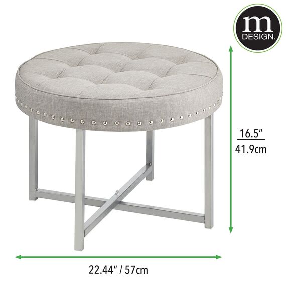 mDesign Sitzhocker – runder Polsterhocker aus Metall und Polyester mit moderner Nietenverzierung – gepolsterter Hocker für Flur, Schlafzimmer und andere Räume – hellgrau und silberfarben